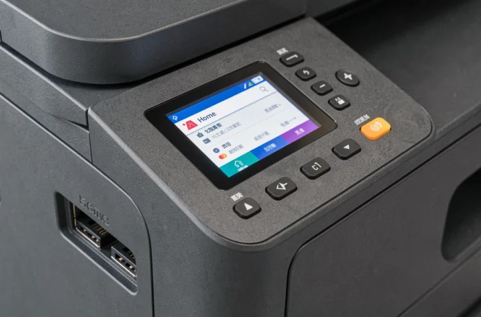 Gros plan sur l'écran tactile couleur et le panneau de contrôle de l'imprimante multifonction Brother MFC-L3770CDW