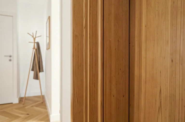Porte postformée en chêne clair avec bords arrondis dans un couloir scandinave moderne
